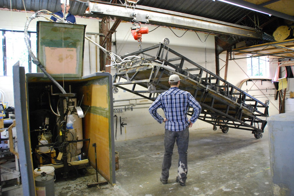 Injecting foam into the hull of a neoteric hvoercraft